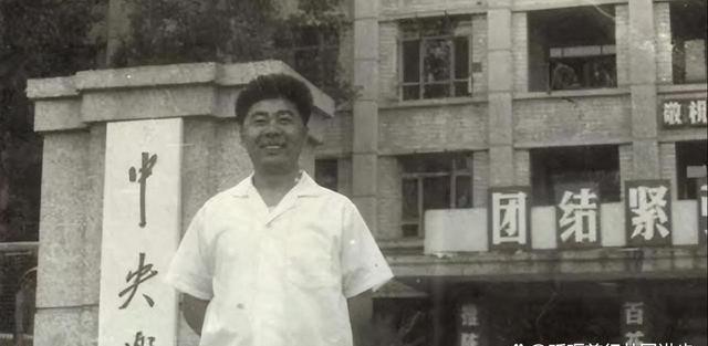 金铁霖追悼会：唯一儿子嚎啕大哭，现任老婆与前妻李谷一都没出席