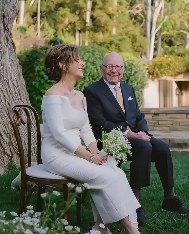 曾经跟章子怡“叠罗汉”的未婚夫Vivi, 现身默多克婚礼,瘦成植物人