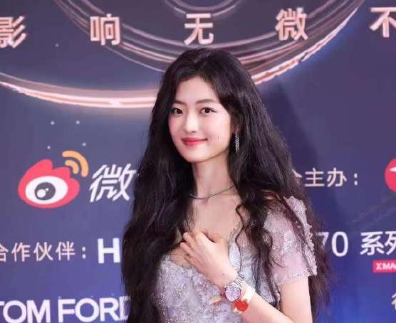 关晓彤真的胖了好多?网友:这脸盘这体型,是真让人不敢相信!