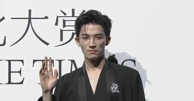 阿那亚这一夜:杨幂秀事业线,佟丽娅独有韵味,姚晨总裁范成亮点