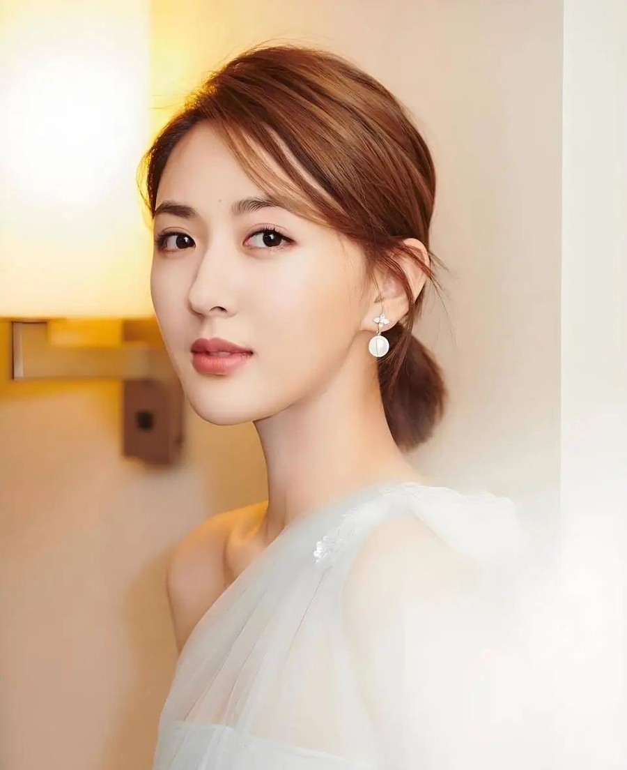 本是杨幂女助理，却因“颜值太高”被导演相中，与胡歌搭档后更是一炮而红！