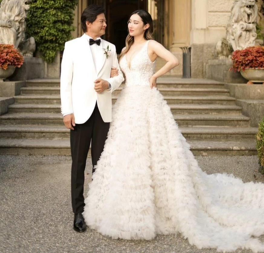 豪宅富商娶小妻,绝美身材惊艳全场!