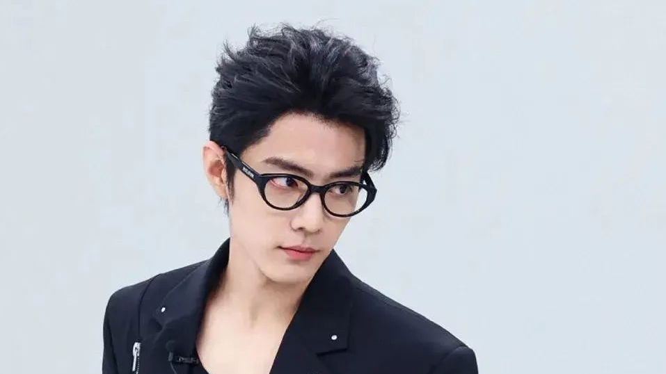 王玮晨曝光肖战新电影抱大腿!透露肖战口碑不佳,很担忧票房