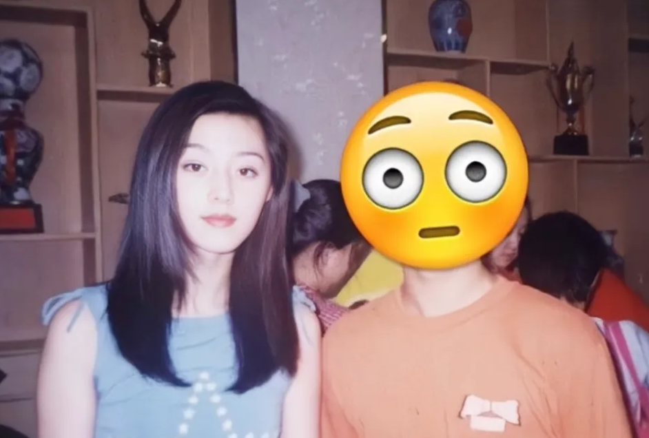 范冰冰离开滤镜还是老了,穿金戴银打扮华丽,但颈纹却暴露了真实年纪!