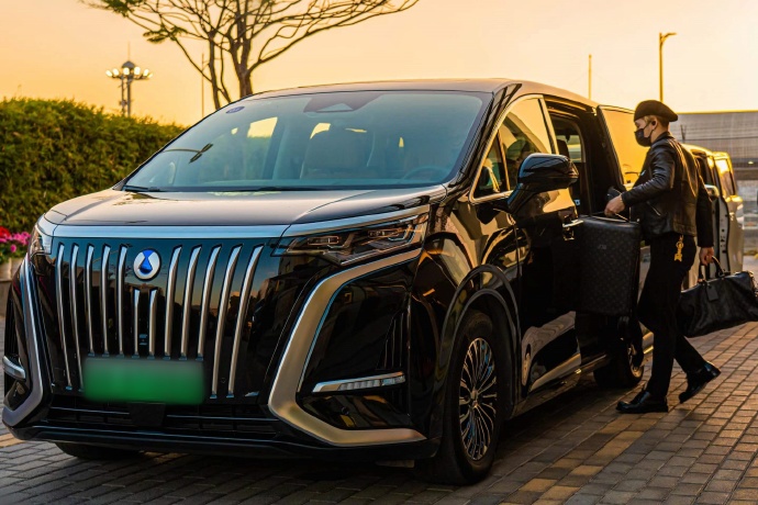 腾势D9成功跨界娱乐圈 成为王嘉尔出行座驾