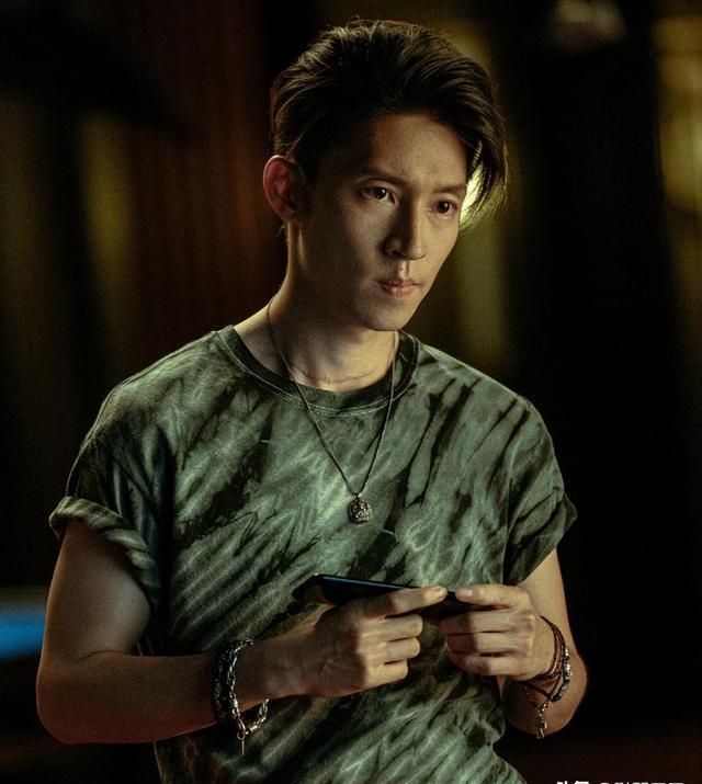 《孤注一掷》时隔1年重映！4位主演差距已拉开，真红假红一目了然