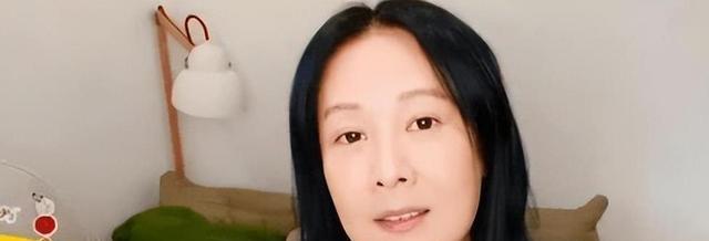 刘若英出国旅游被偶遇,55岁满脸皱纹,但没有整容很自然的漂亮