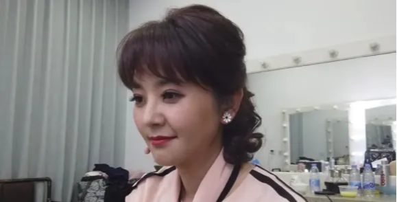 从央视名嘴到查无此人,49岁的方琼,现在到底去哪了?