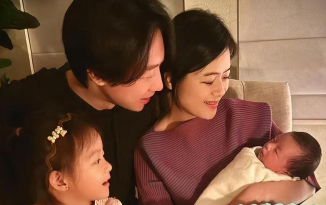 45岁知名主持人陈辰喜当妈，二胎得子心愿达成，一家4口幸福温馨，羡慕一众网友！