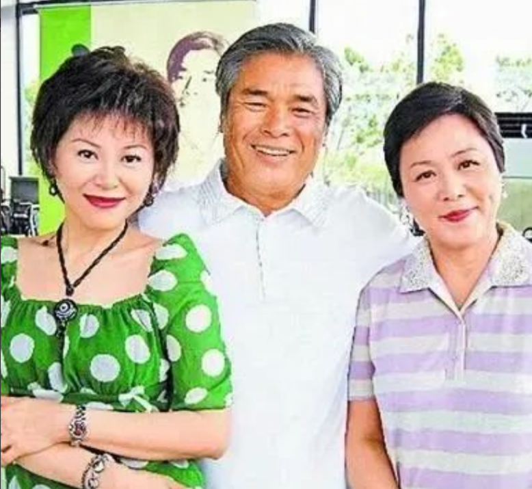 \6个老婆\同住一室，每人每个月7万零花钱，71岁又娶小21岁娇妻