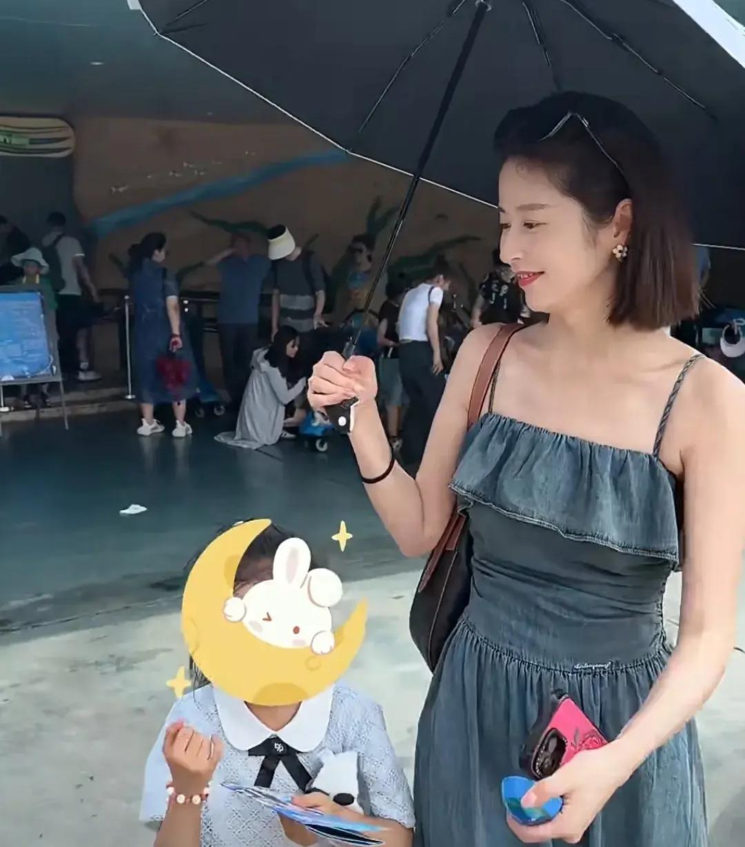 付辛博妻女夏日游趣,小月亮遗传老爸长腿,颖儿身材纤细引羡慕