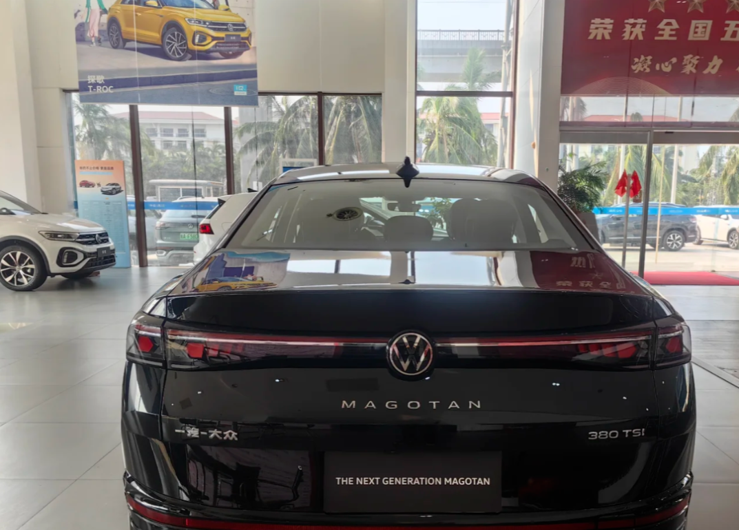 全新大众迈腾降3.5万！13.99万起售价逆势开打，2.0T、7速双离合
