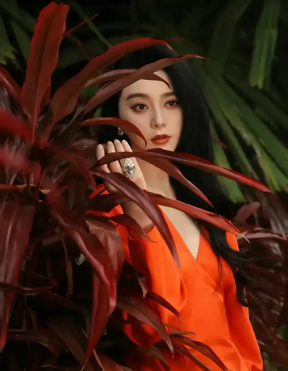 43岁范冰冰美出新高度！穿一抹橘色变霸气女王，网友：哪个男人配得上她