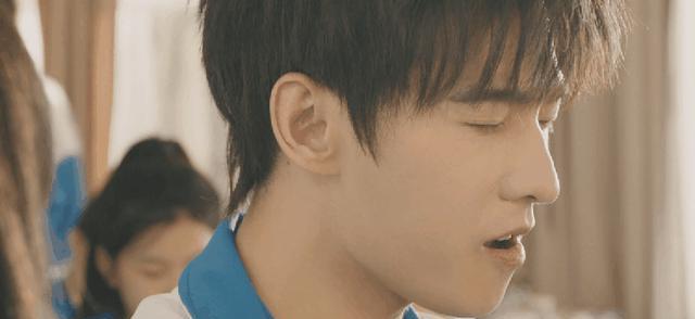 笑掉大牙!一脸褶子演“大学生”?央视《玫瑰的故事》选角真错误