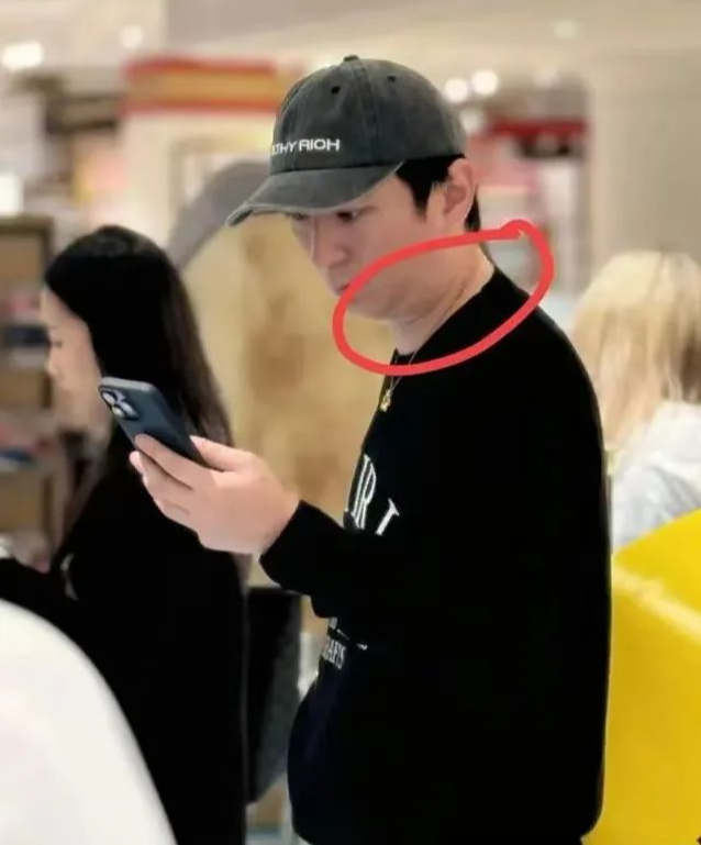 王思聪伦敦购物贴心陪伴女友，逛街全程提袋付款，懒懒小腹凸起引猜测！