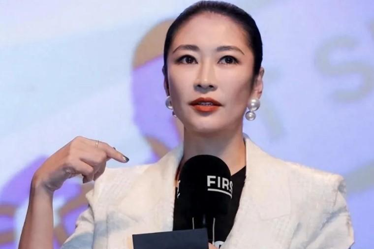 看到梁静陪女儿参加走秀后,才懂马伊琍当年的精明,林心如说对了