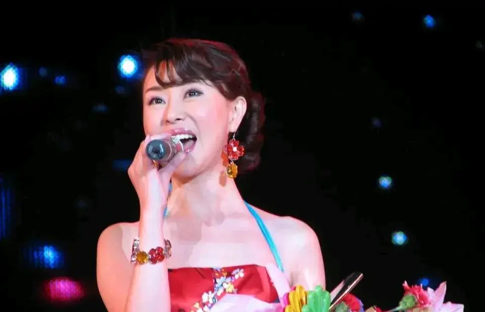她是一代民歌天后，嫁给大37岁领导，离婚后单身至今