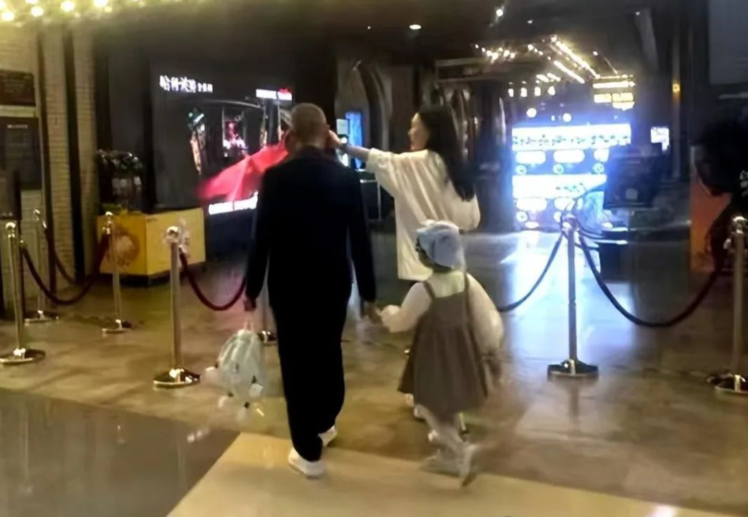 73岁王石陪4岁女儿玩,弄得满身满脸贴纸,商界大佬形象都不顾了