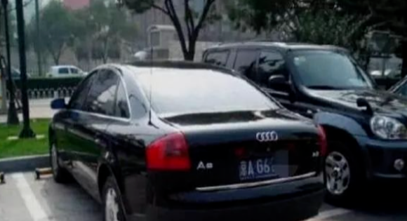中国厉害的车牌，开车遇到赶紧回避，就算5连号车牌也要靠边让路