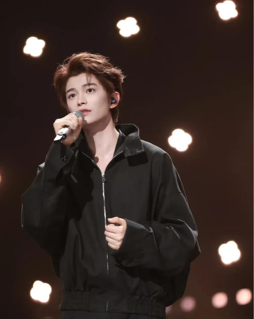 这哥们怎么越扒越惨？别人一扒都是猛料，他一扒全是苦料