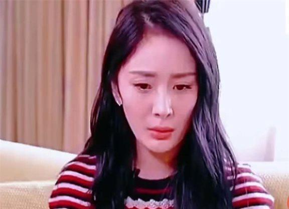 没想到，捂胸争议过去仅仅一年，迪丽热巴就以这种姿态出现