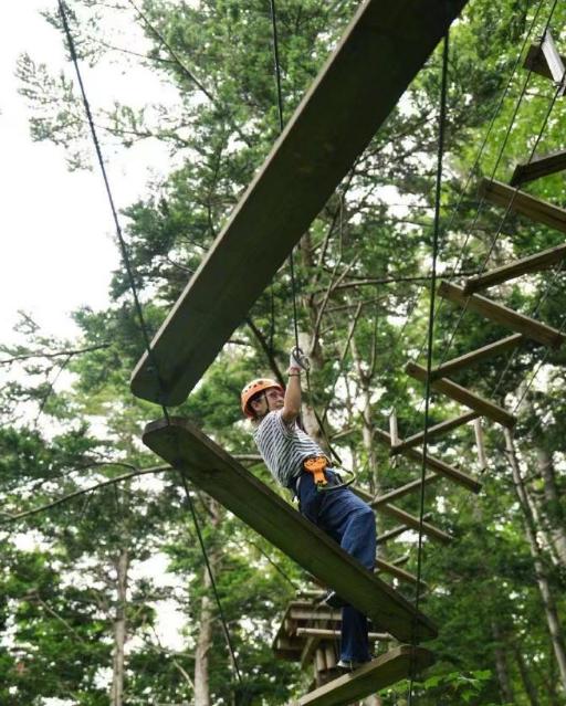 54岁刘若英素颜示人逛菜市场，工作半夜一早陪娃，坦言职业妇女累到想骂人