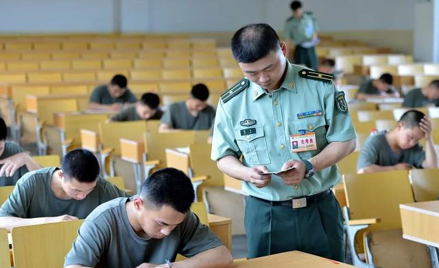 大学生如何通过入伍实现个人职业梦想，他们能享受到哪些好处？
