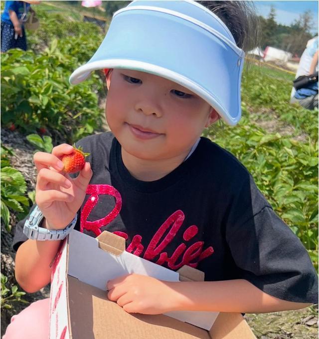 熊黛林和婆家人旅游,百亿婆婆同框出镜,大姑姐美的冒泡