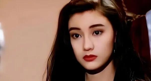 李嘉欣送 13 岁儿子赴英留学,贵族学校 1 年 30 万,网友辣评母子颜值