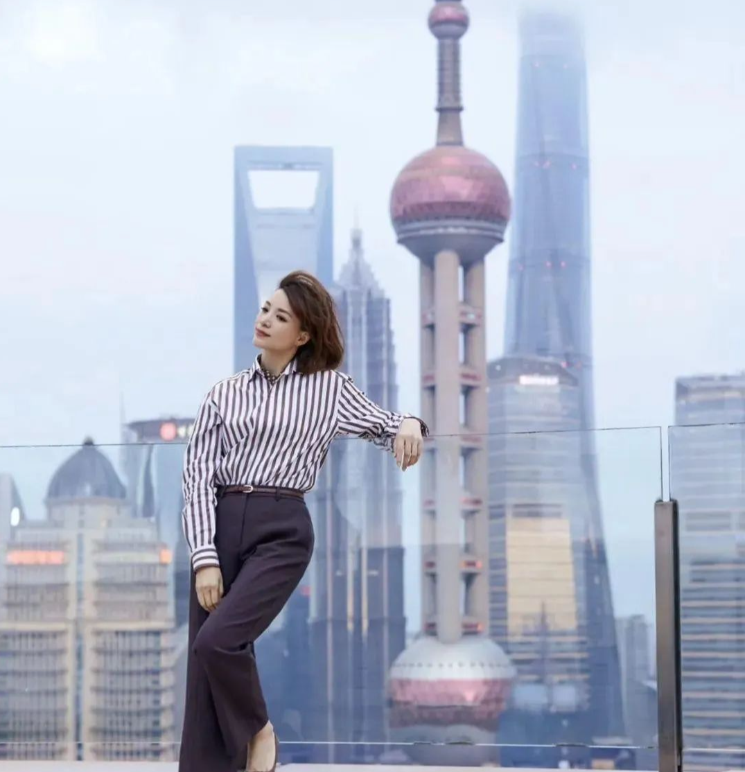 51岁董卿婚变后晒美照,穿搭时髦洗心革面,单身才自由!