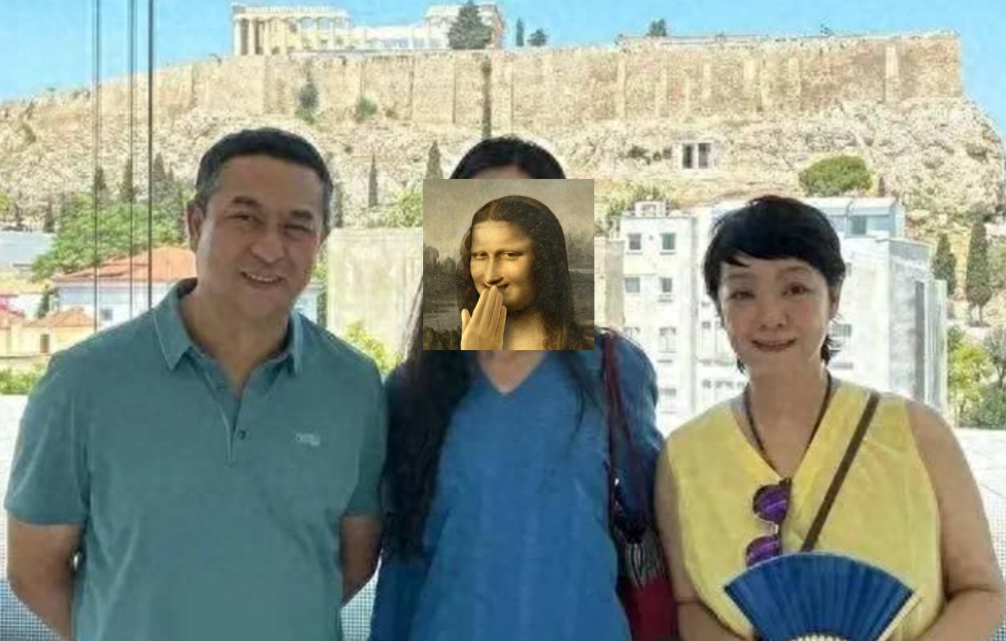 张嘉译携妻子希腊度假,54岁白发苍苍,妻子大妈式打扮太接地气!