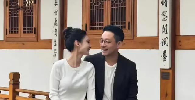 汪小菲护不住新欢了,张兰来了也摇头,名利场上地位见高低