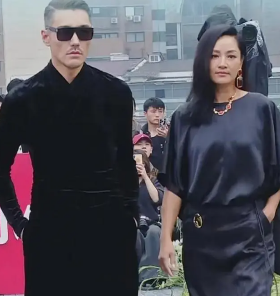 175瞿颖和189胡兵合体走秀 网友直呼爷青回大喊自己有生之年系列