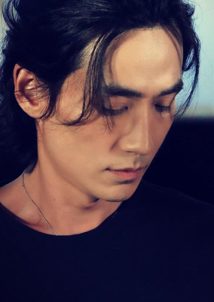 朱一龙新片扑街!本人落泪上热搜,宣发人员暗讽:年龄大还甩锅