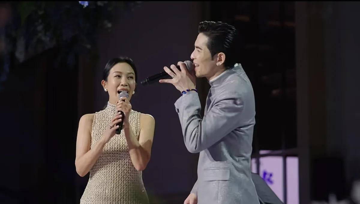 萧敬腾与林有慧一起录节目,无修图下林有慧好显老,像萧敬腾长辈