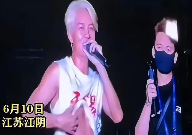 尴尬了,吴克群江阴演唱会,穿印有锡锡的衣服,观众怒喊脱了
