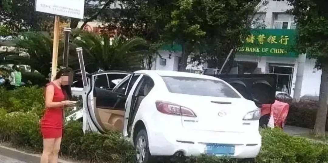 女司机4S店试车，连撞21辆奥迪？