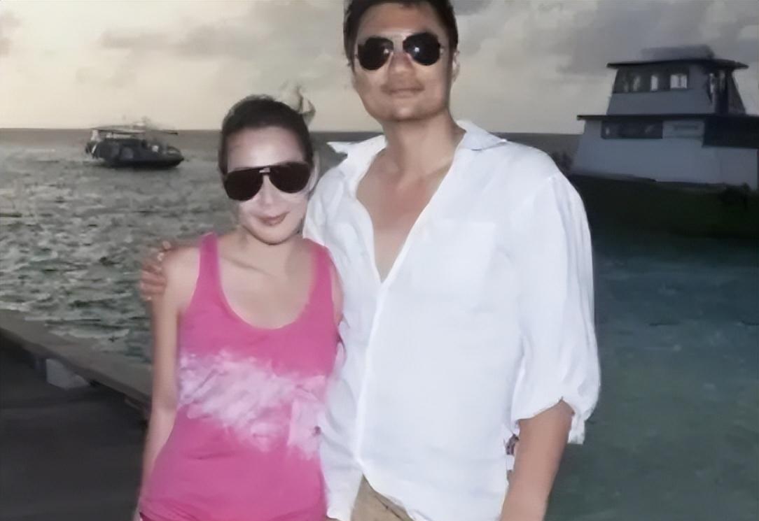 54岁刘若英素颜示人逛菜市场，工作半夜一早陪娃，坦言职业妇女累到想骂人