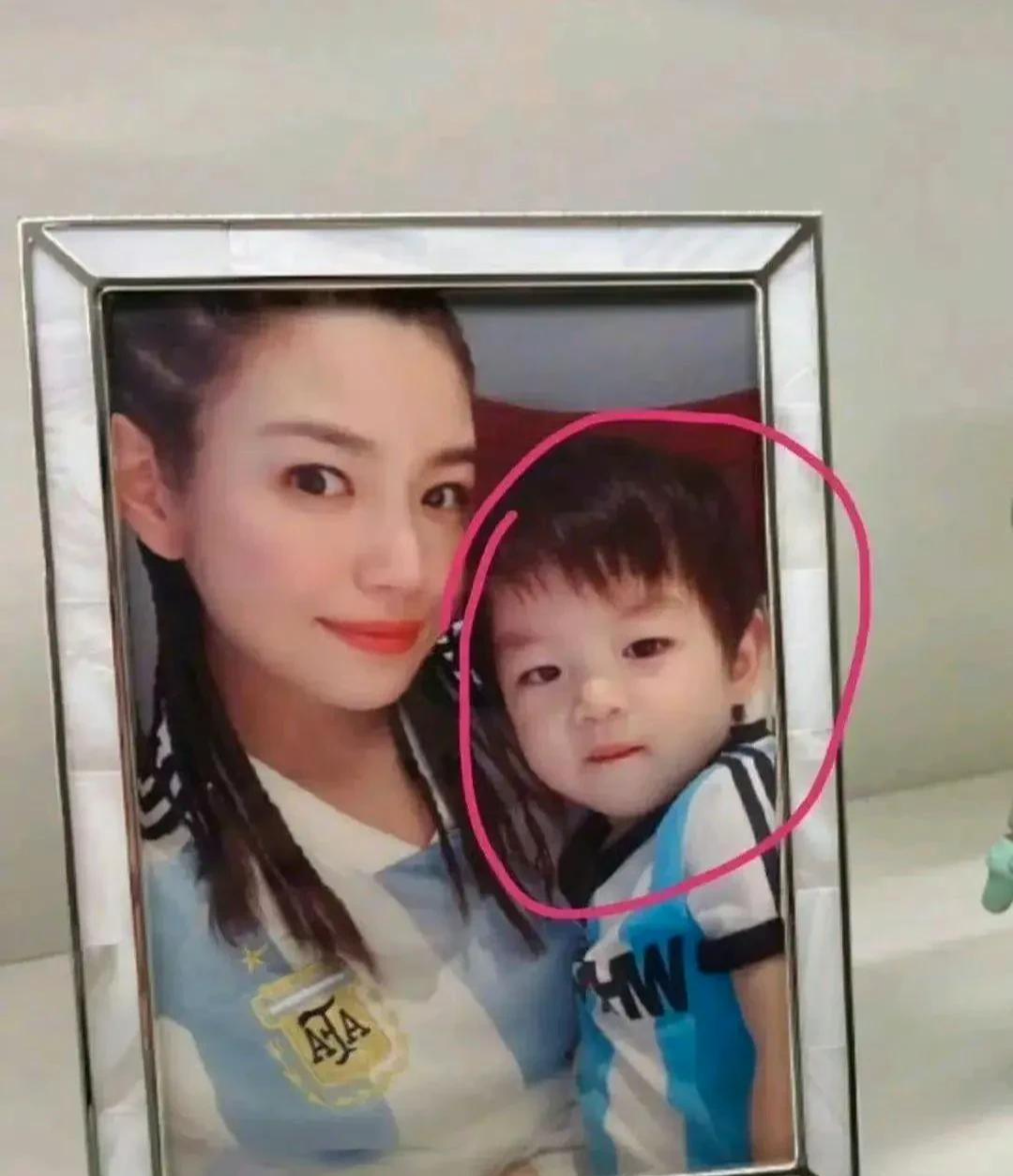 陈妍希晒8岁小星星近照，母子二人韩国旅行，陈晓依旧未现身
