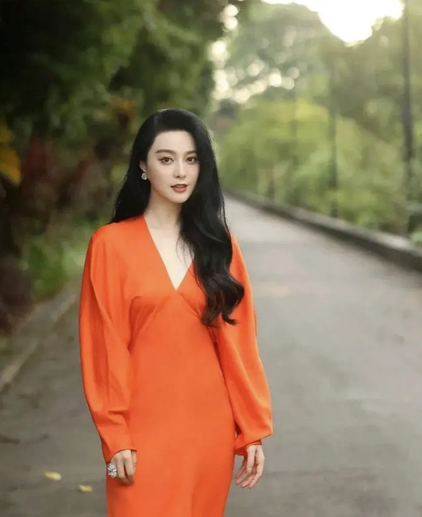 43岁范冰冰美出新高度！穿一抹橘色变霸气女王，网友：哪个男人配得上她