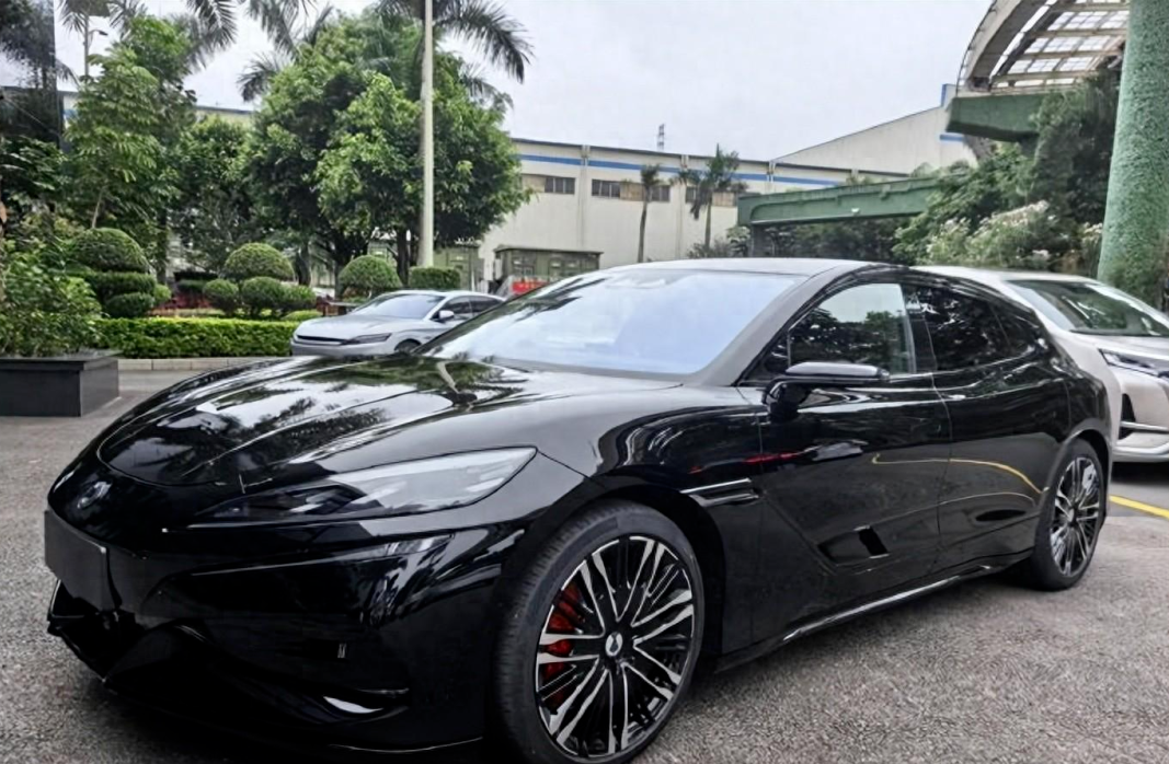 比亚迪超级跑车登场！710kW、3秒破百，这性能谁顶得住？