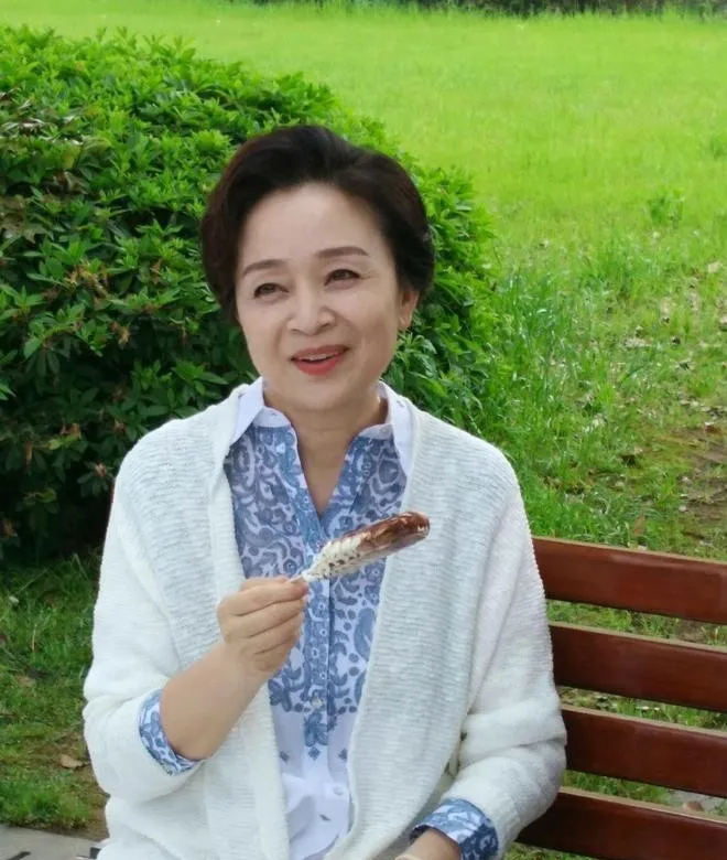 看了66岁刘莉莉的打扮，我悟了：少穿花，发蓬松，更优雅得体