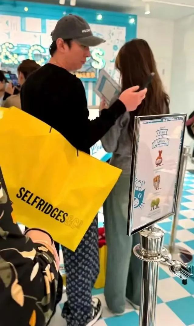 王思聪伦敦购物贴心陪伴女友，逛街全程提袋付款，懒懒小腹凸起引猜测！