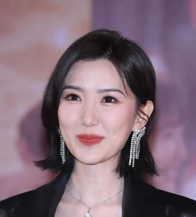 狗仔爆料；毛晓彤脸垮了，经常在房间里发脾气！