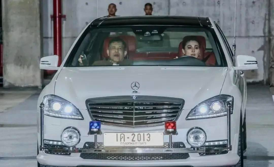 扶正新妃后，泰王陪苏提达穿情侣装看演唱会，王后踩10公分高跟鞋