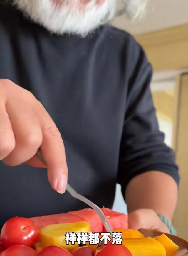 张纪中娇妻挺5个月孕肚出镜,鼻头变宽全身浮肿,网友:又是儿子