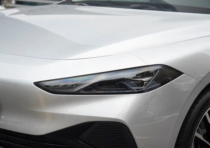 比亚迪秦L劲敌！续航2208km，8.98万，豪华中级车，破世界纪录