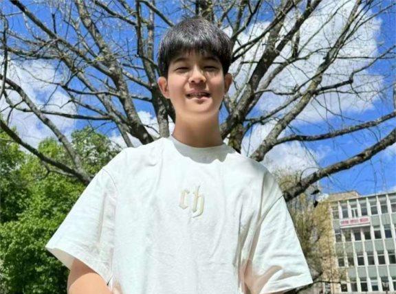 胡可在父亲节晒全家福,俩儿子长相差距大,沙溢瘦出新高度