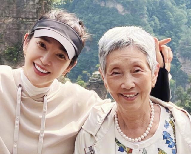 51岁李冰冰带父母游新疆引热议,网友:可惜没结婚,缺个男友开车