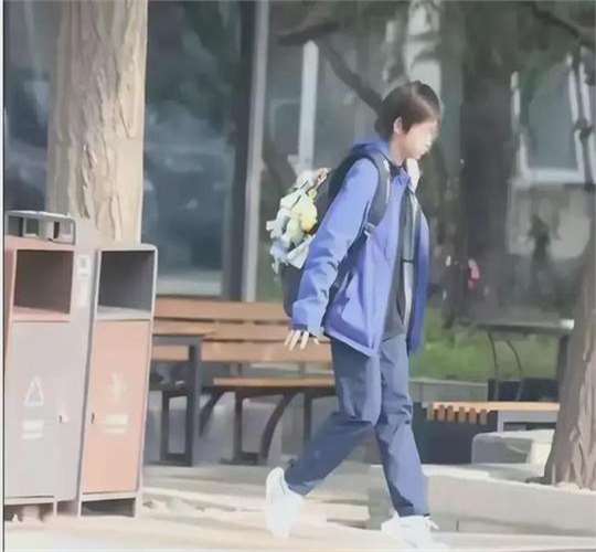 陈若琳发视频公开道歉!骑车接全红婵没带头盔视频被扒,紧急发声